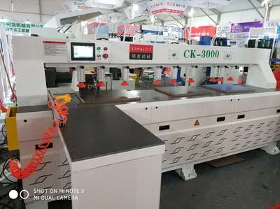 側(cè)孔鉆技術(shù)革新 順德木工機(jī)械設(shè)備全自動(dòng)激光高速數(shù)控側(cè)孔機(jī)解析